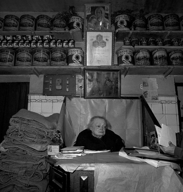 35.VecchiaDonnaCassa-Salumeria